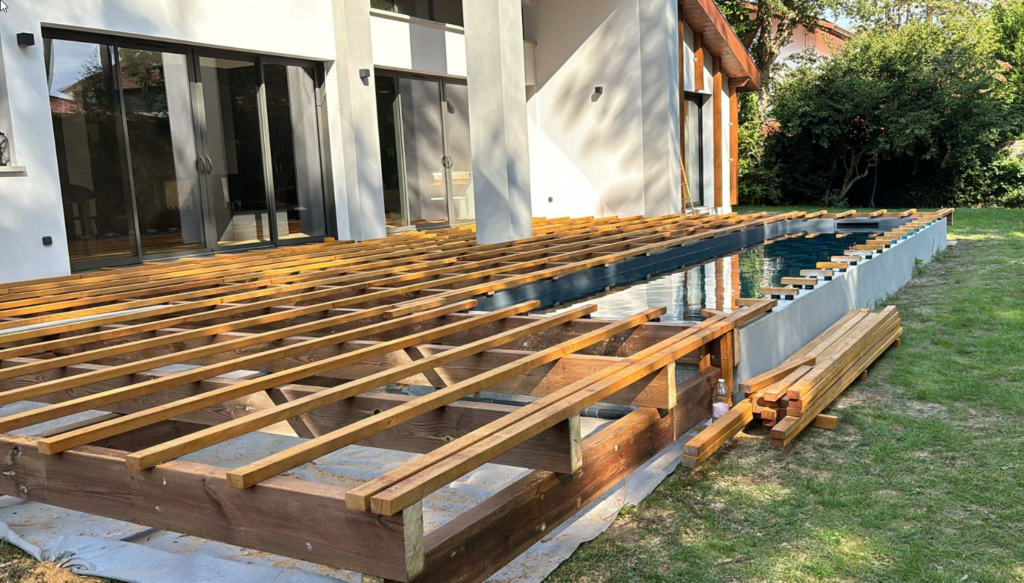 Sublimer votre extérieur avec un tour de piscine en bois