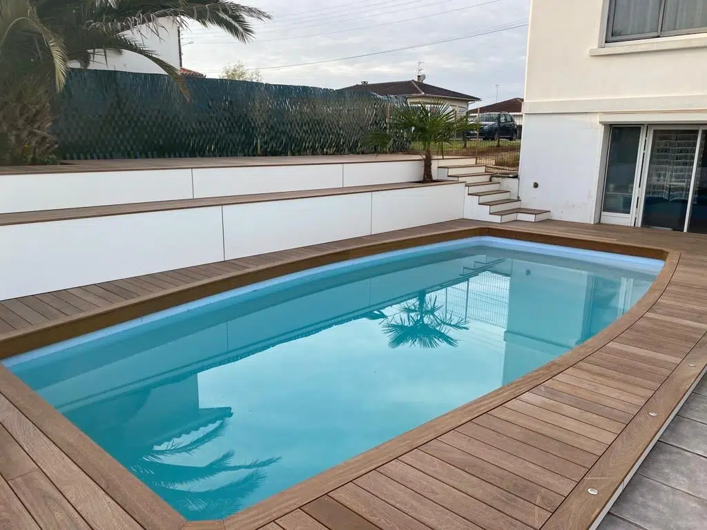 Terrasse en Ipé autour d'une piscine