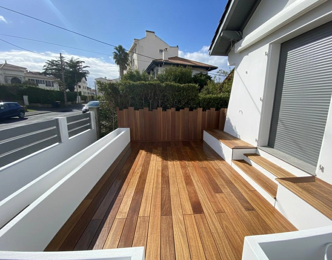 Terrasse IPE avec banquette et escalier HPL
